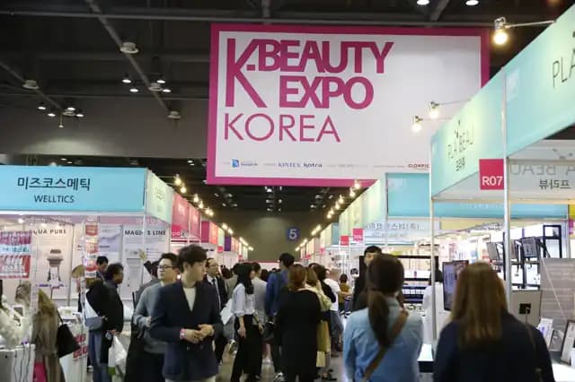 Visitantes y vendedores en la K-Beauty Expo Korea, una feria con cientos de marcas coreanas de skincare
