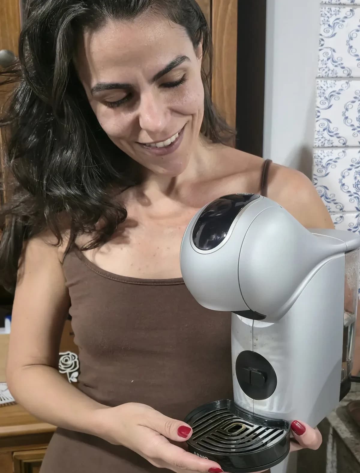 Cecília servindo uma bebida na Genio S Touch