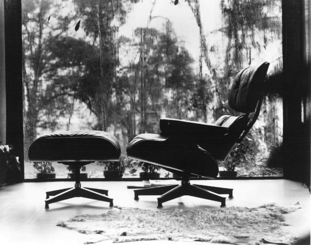 Cadeira Eames Lounge diante de uma janela em fotografia histórica
