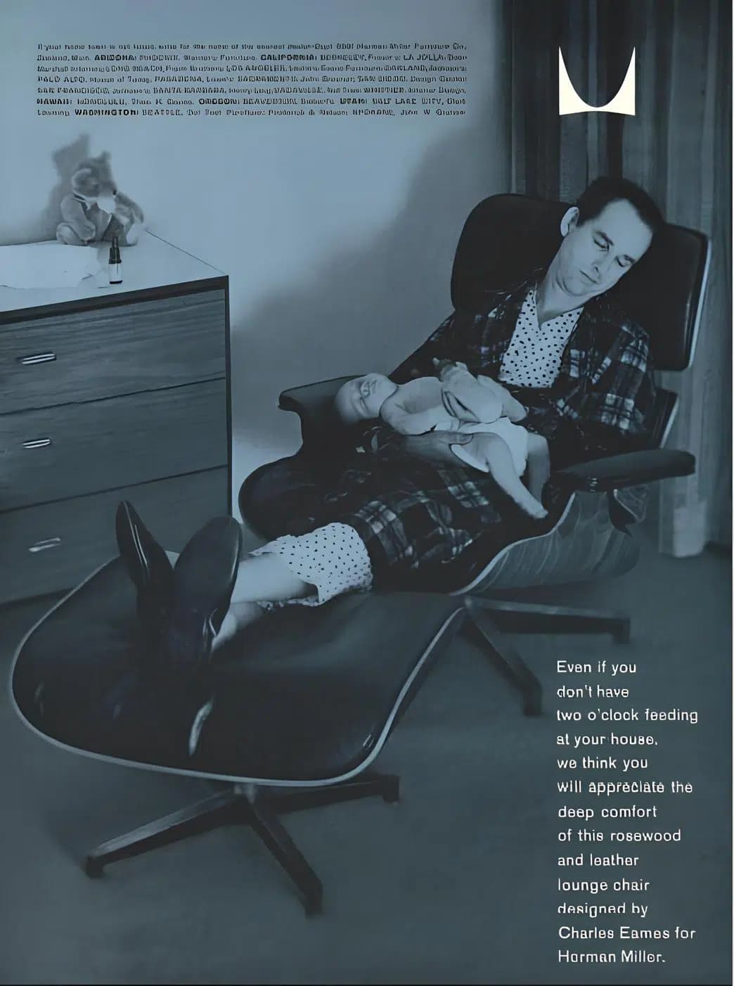 Anúncio de época mostrando uma pessoa com bebê sentada em uma Cadeira Eames Lounge