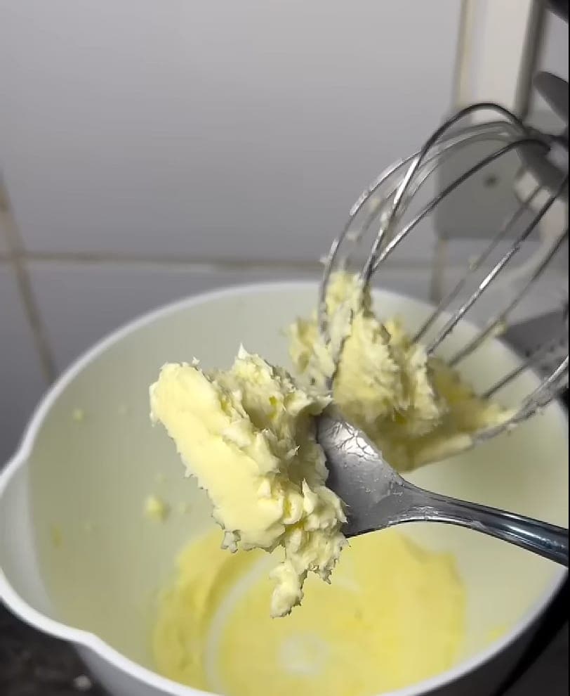 Manteiga batida em uma tigela de batedeira.