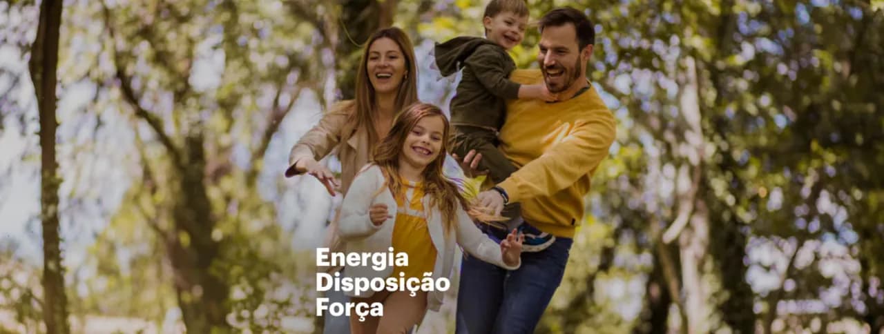 Família reunida sorrindo ao ar livre — campanha institucional da Nestlé Nutre