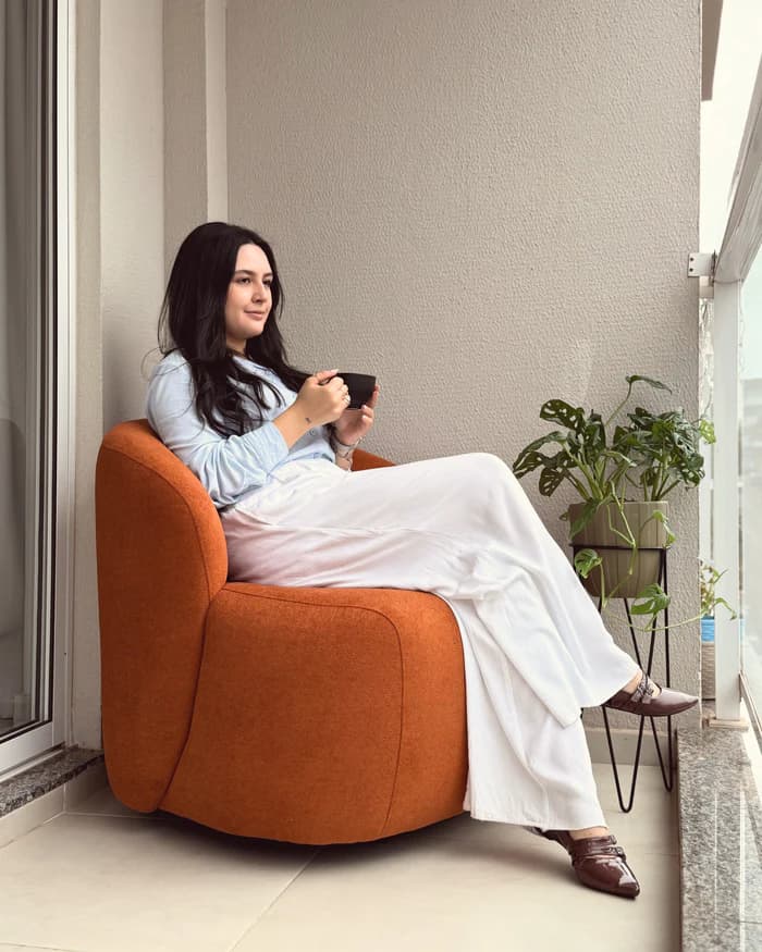 Poltrona giratória Moon em tecido bouclé branco.