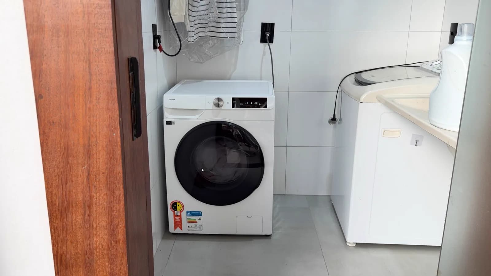 Lava e seca Samsung 13 kg instalada ao lado da máquina Consul antiga