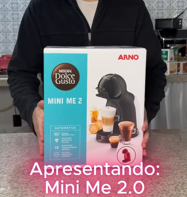 Bruno com a cafeteira NESCAFÉ Dolce Gusto Mini Me 2.0 em gravação para o canal Em Casa com Cecília