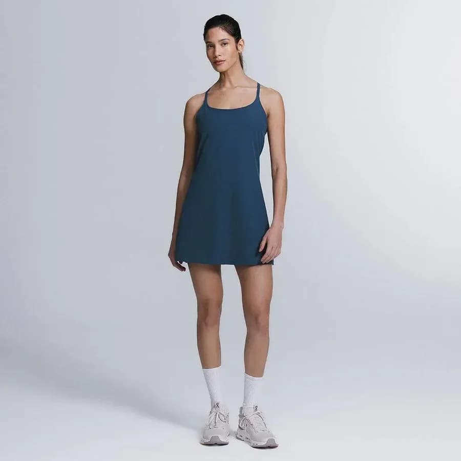 Vestido Curto Rush azul-petróleo, de modelo de frente sobre fundo cinza claro