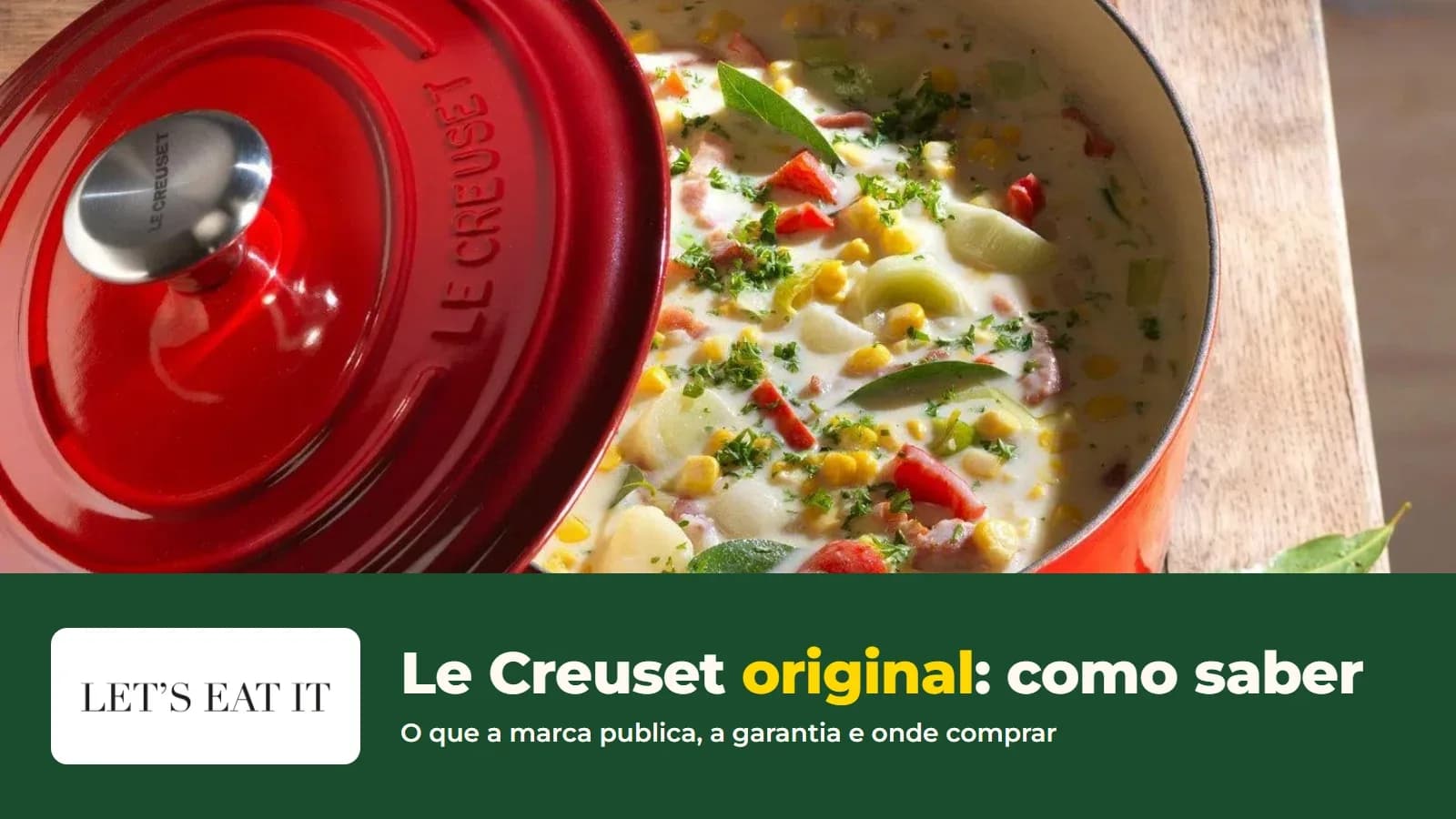 Panela Oval Signature vermelha da Le Creuset com a tampa gravada LE CREUSET, ao lado do título Le Creuset original: como saber e do logo da Let's Eat It