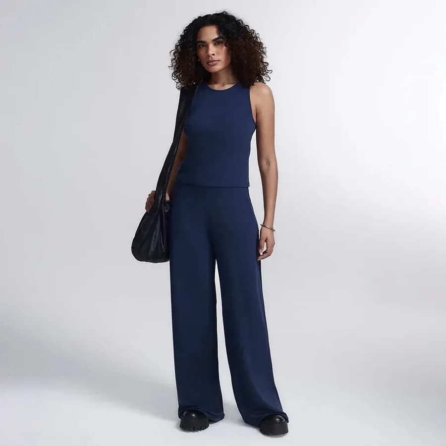 Calça Pantalona InLounge azul-marinho, com regata da mesma linha, de modelo sobre fundo cinza claro