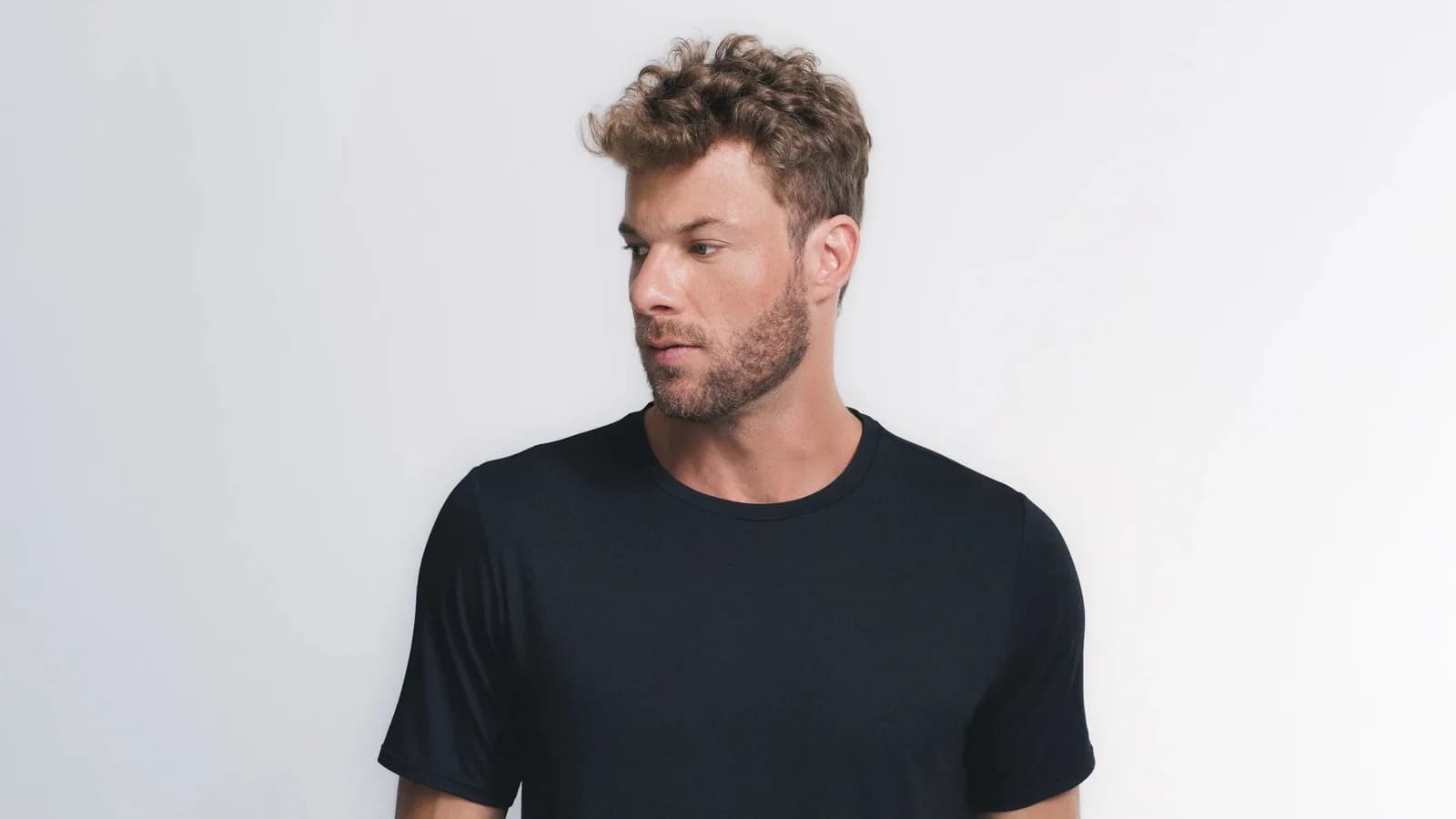 Homem usando a Tech T-Shirt preta da Insider, em foto oficial da marca