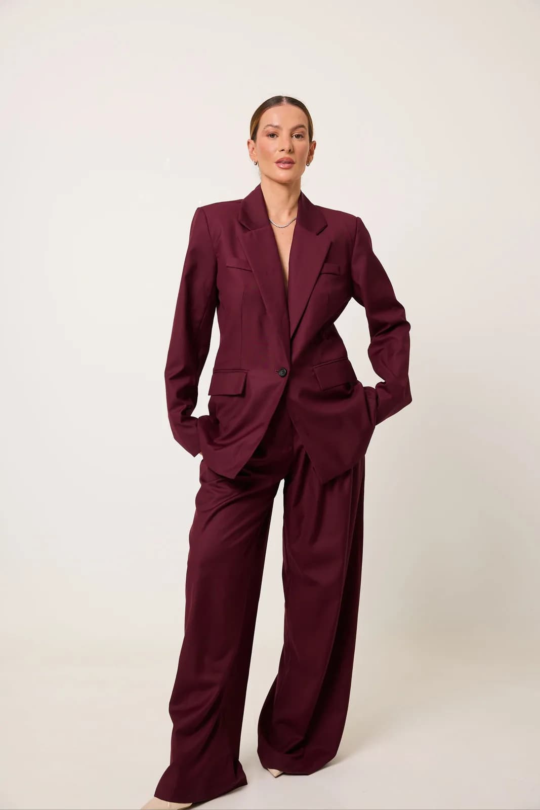 Modelo com o blazer oversized de alfaiataria bordô da Cléa Store
