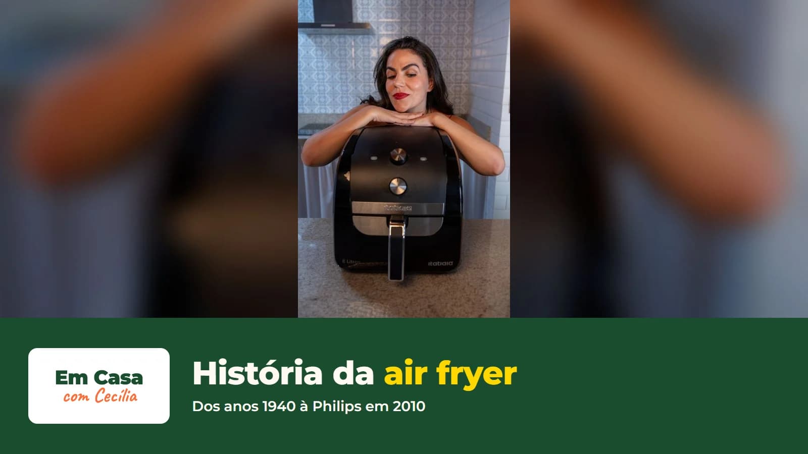 Cecília apoiada sobre uma air fryer preta na bancada da cozinha, e o título "História da air fryer"