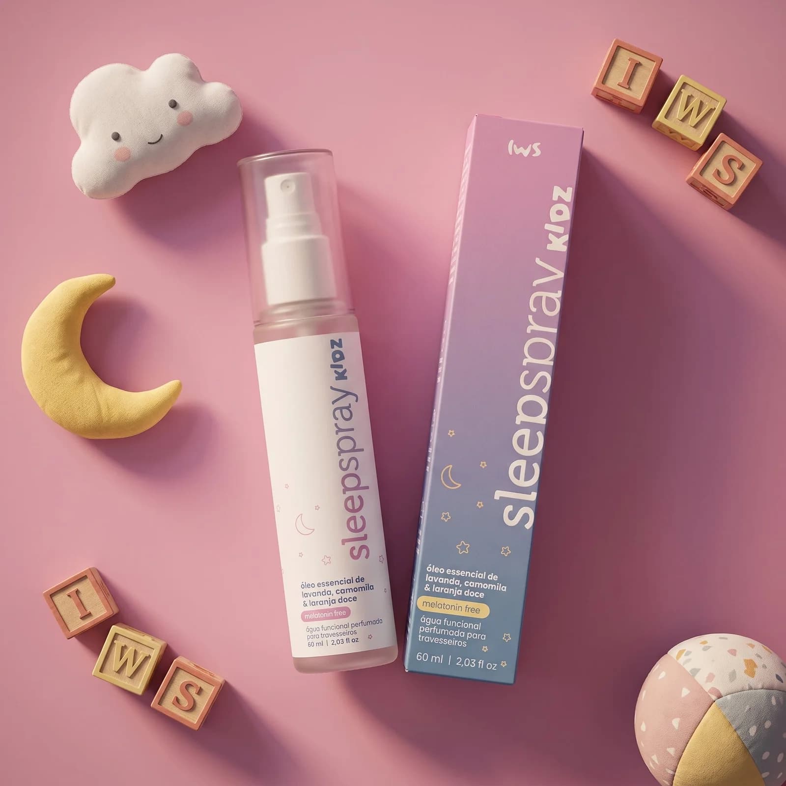 Frasco e caixa do SleepSpray Kidz da I Wanna Sleep sobre fundo rosa, com nuvem, lua e blocos de brinquedo