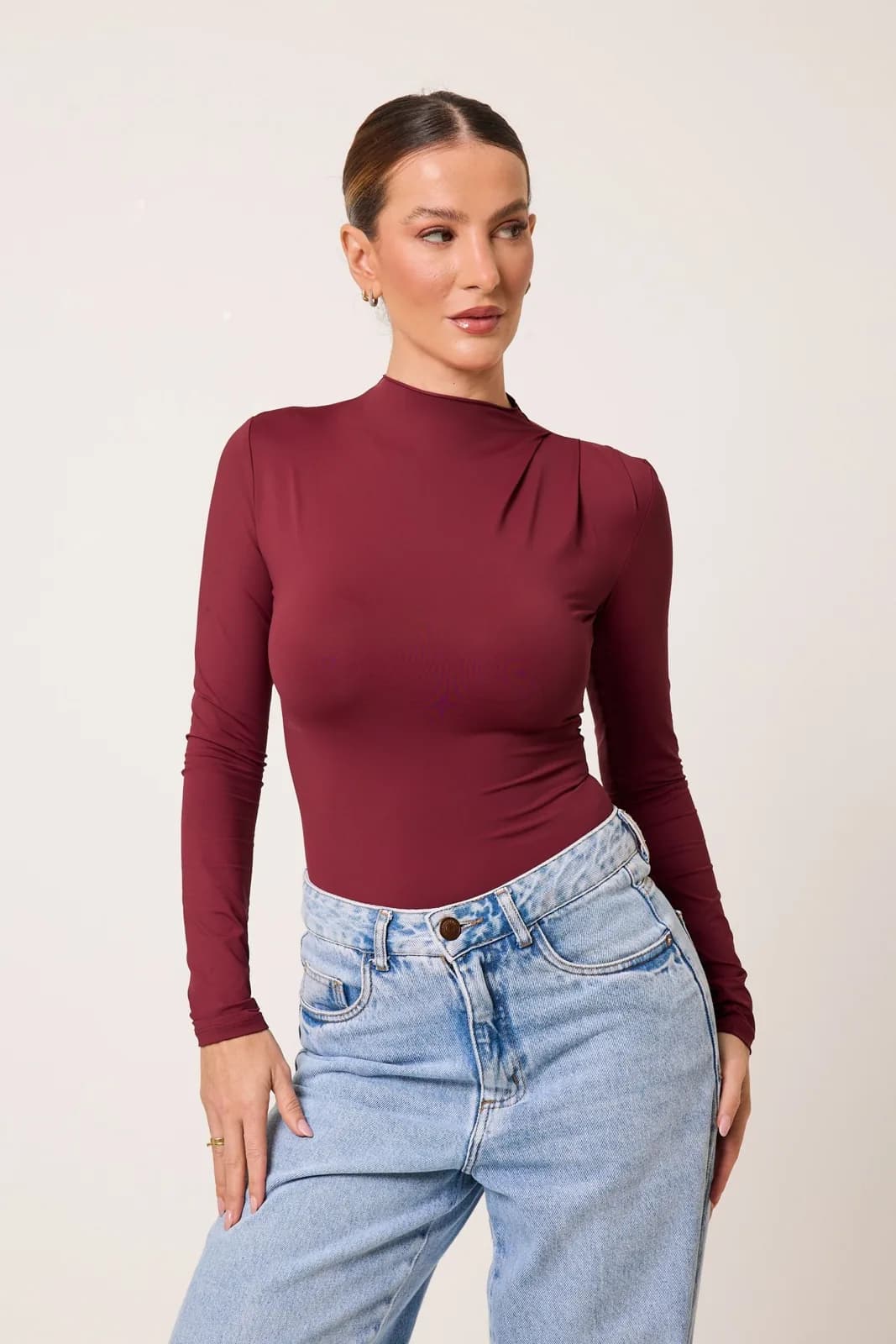 Modelo com o body gola alta manga longa Second Skin da Cléa Store