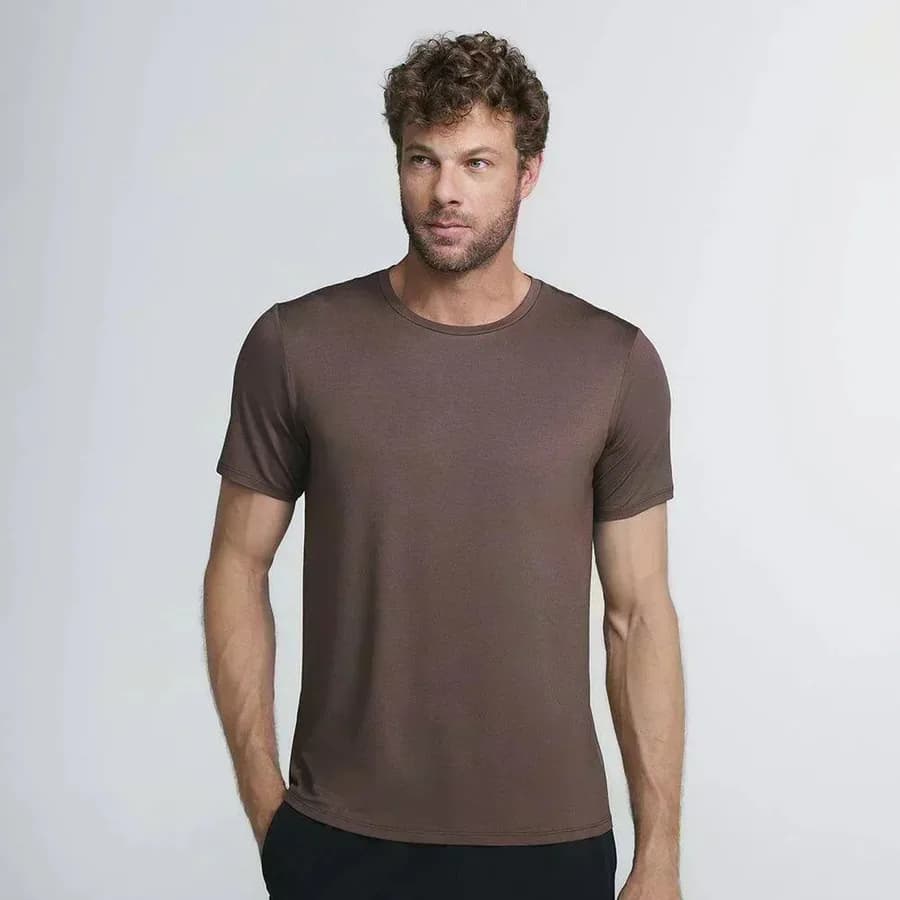 Tech T-Shirt em marrom, de modelo de frente sobre fundo cinza claro
