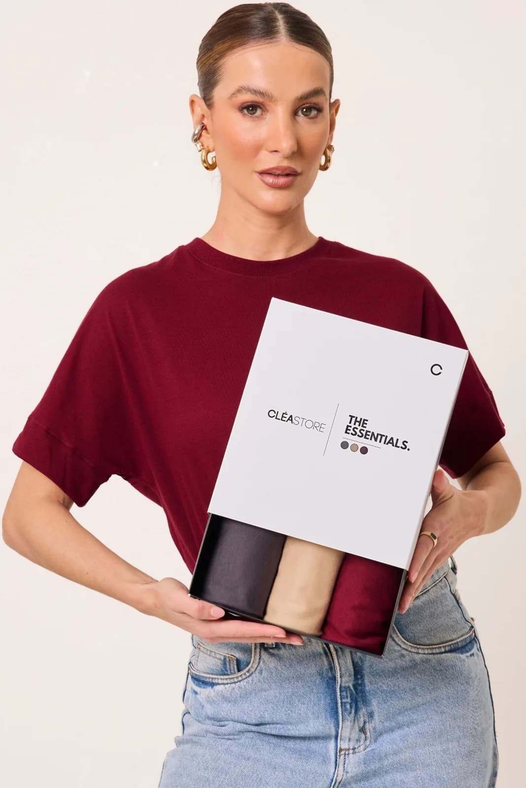 Modelo com uma das t-shirts oversized do kit Intense da Cléa Store