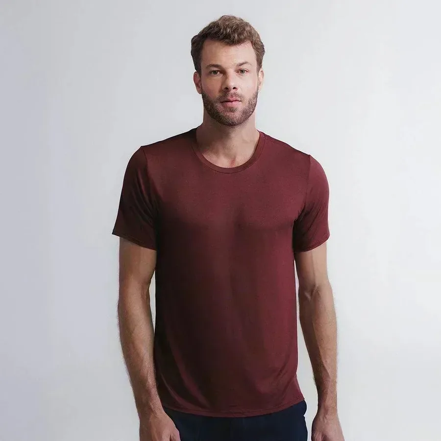 Tech T-Shirt em tom vinho, de modelo de frente sobre fundo cinza claro