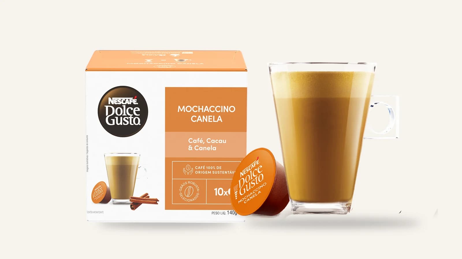 Caixa do NESCAFÉ Dolce Gusto Mochaccino Canela com 10 cápsulas ao lado de uma xícara da bebida pronta
