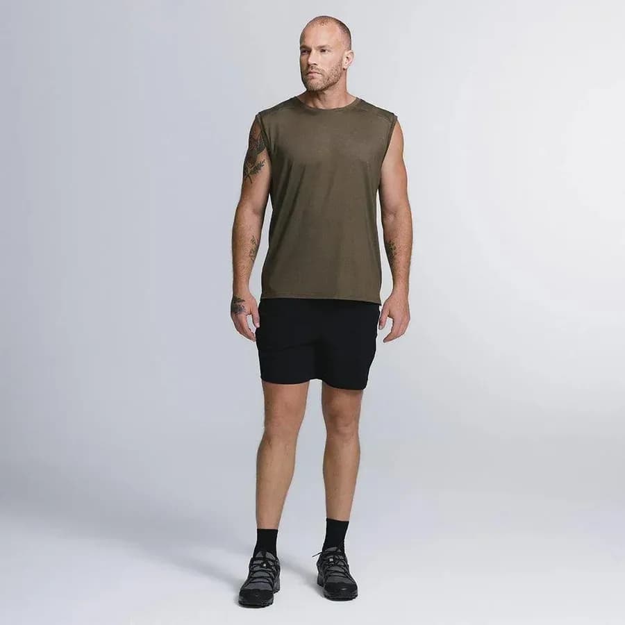 Regata InTech masculina em verde-oliva, de modelo de pé sobre fundo cinza claro